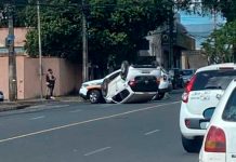 Carro capota em cruzamento no bairro Segismundo Pereira após desrespeito à sinalização Carro branco capotado com as rodas para cima no cruzamento da Avenida Belarmino Cotta Pacheco em Uberlândia