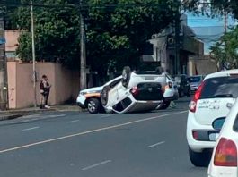 Carro capota em cruzamento no bairro Segismundo Pereira após desrespeito à sinalização Carro branco capotado com as rodas para cima no cruzamento da Avenida Belarmino Cotta Pacheco em Uberlândia