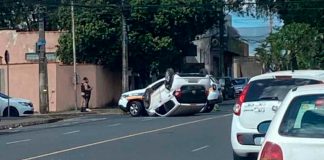 Carro capota em cruzamento no bairro Segismundo Pereira após desrespeito à sinalização Carro branco capotado com as rodas para cima no cruzamento da Avenida Belarmino Cotta Pacheco em Uberlândia