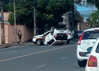 Carro capota em cruzamento no bairro Segismundo Pereira após desrespeito à sinalização Carro branco capotado com as rodas para cima no cruzamento da Avenida Belarmino Cotta Pacheco em Uberlândia