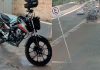 Neto vai a velório da avó e tem moto furtada na porta de funerária em Uberlândia Imagem de câmera de segurança mostrando homem furtando moto preta em frente a uma funerária
