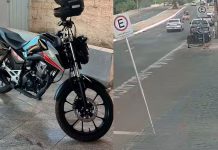 Neto vai a velório da avó e tem moto furtada na porta de funerária em Uberlândia Imagem de câmera de segurança mostrando homem furtando moto preta em frente a uma funerária