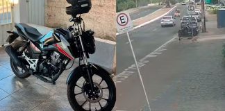 Neto vai a velório da avó e tem moto furtada na porta de funerária em Uberlândia Imagem de câmera de segurança mostrando homem furtando moto preta em frente a uma funerária