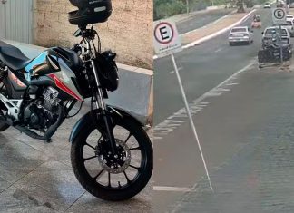 Neto vai a velório da avó e tem moto furtada na porta de funerária em Uberlândia Imagem de câmera de segurança mostrando homem furtando moto preta em frente a uma funerária
