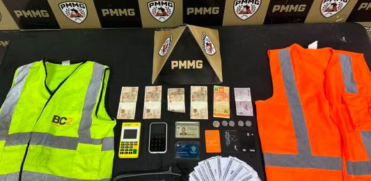 Golpe no Parque do Sabiá: Dupla é presa fingindo ser de estacionamento oficial Fachada do Estádio Municipal Parque do Sabiá em Uberlândia durante a noite com viaturas da polícia.