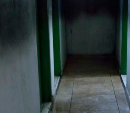 Jovem ateia fogo em quarto de pensionato após ser despejado em Uberlândia Fachada de pensionato no bairro Bom Jesus com viatura do Corpo de Bombeiros à frente.