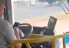 Passageiro filma motorista de ônibus soltando o volante para usar celular no Triângulo Mineiro Foto de interior de ônibus mostrando o motorista segurando um celular enquanto conduz o veículo.