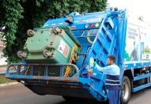 Lixo em Uberlândia: Novo decreto exige separação obrigatória e plano de gerenciamento Caminhão de coleta de lixo urbano realizando o serviço em rua de Uberlândia