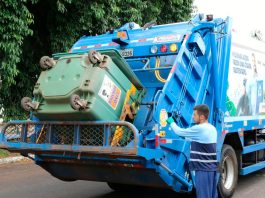 Lixo em Uberlândia: Novo decreto exige separação obrigatória e plano de gerenciamento Caminhão de coleta de lixo urbano realizando o serviço em rua de Uberlândia