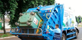 Lixo em Uberlândia: Novo decreto exige separação obrigatória e plano de gerenciamento Caminhão de coleta de lixo urbano realizando o serviço em rua de Uberlândia