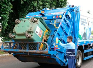 Lixo em Uberlândia: Novo decreto exige separação obrigatória e plano de gerenciamento Caminhão de coleta de lixo urbano realizando o serviço em rua de Uberlândia