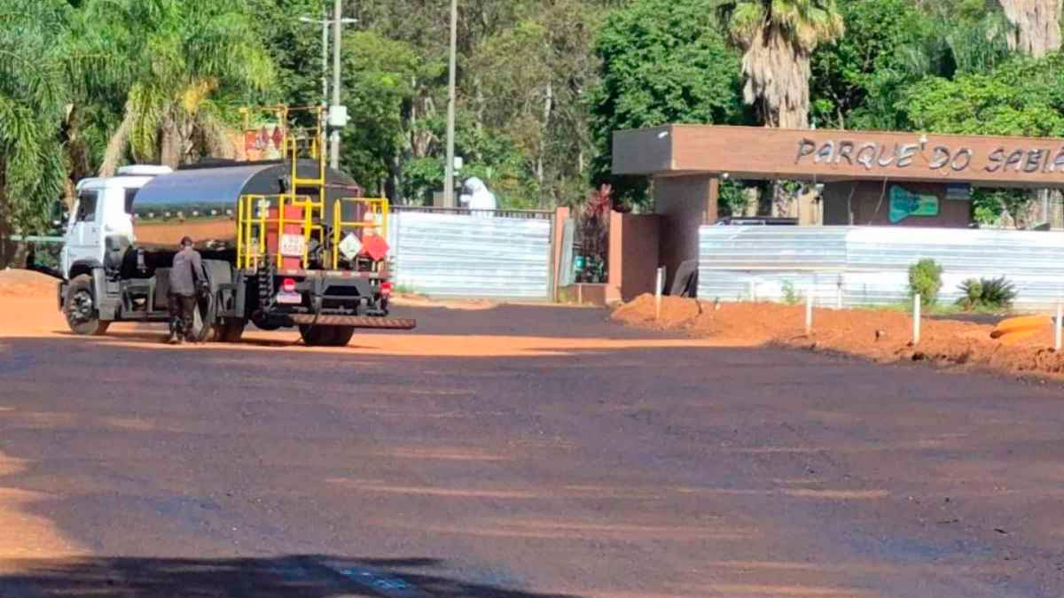 Parque do Sabiá ganha novo estacionamento com o dobro de vagas na segunda-feira Vista aérea do novo estacionamento asfaltado e sinalizado do Parque do Sabiá, na entrada do bairro Santa Mônica