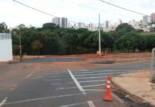 Fim do transtorno: Obra em cratera no bairro Jaraguá é concluída em Uberlândia Rua dos Angazeiros com asfalto novo e trânsito liberado após obras de drenagem do Dmae.