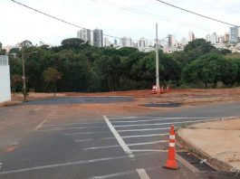 Fim do transtorno: Obra em cratera no bairro Jaraguá é concluída em Uberlândia Rua dos Angazeiros com asfalto novo e trânsito liberado após obras de drenagem do Dmae.
