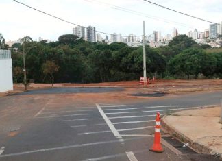 Fim do transtorno: Obra em cratera no bairro Jaraguá é concluída em Uberlândia Rua dos Angazeiros com asfalto novo e trânsito liberado após obras de drenagem do Dmae.