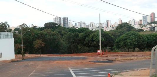 Fim do transtorno: Obra em cratera no bairro Jaraguá é concluída em Uberlândia Rua dos Angazeiros com asfalto novo e trânsito liberado após obras de drenagem do Dmae.