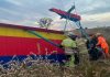 Ultraleve cai no Arena Race e deixa piloto em estado grave em Uberlândia Ambulância do Corpo de Bombeiros com luzes acessas prestando atendimento na pista de pouso do Arena Race.