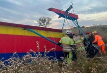 Ultraleve cai no Arena Race e deixa piloto em estado grave em Uberlândia Ambulância do Corpo de Bombeiros com luzes acessas prestando atendimento na pista de pouso do Arena Race.