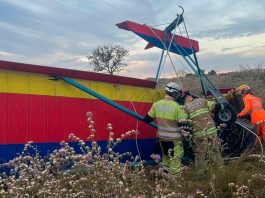 Ultraleve cai no Arena Race e deixa piloto em estado grave em Uberlândia Ambulância do Corpo de Bombeiros com luzes acessas prestando atendimento na pista de pouso do Arena Race.