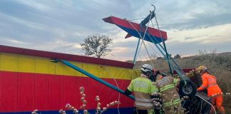Ultraleve cai no Arena Race e deixa piloto em estado grave em Uberlândia Ambulância do Corpo de Bombeiros com luzes acessas prestando atendimento na pista de pouso do Arena Race.