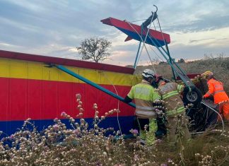 Ultraleve cai no Arena Race e deixa piloto em estado grave em Uberlândia Ambulância do Corpo de Bombeiros com luzes acessas prestando atendimento na pista de pouso do Arena Race.