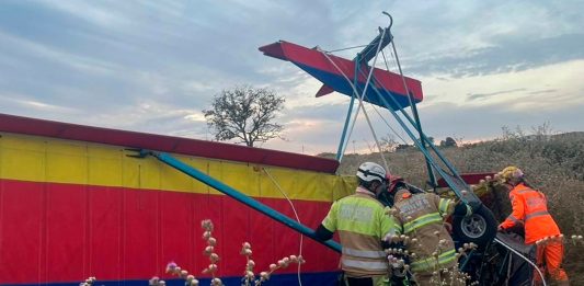 Ultraleve cai no Arena Race e deixa piloto em estado grave em Uberlândia Ambulância do Corpo de Bombeiros com luzes acessas prestando atendimento na pista de pouso do Arena Race.