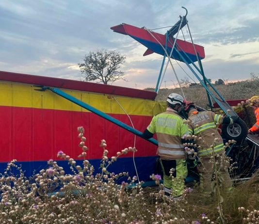Ultraleve cai no Arena Race e deixa piloto em estado grave em Uberlândia Ambulância do Corpo de Bombeiros com luzes acessas prestando atendimento na pista de pouso do Arena Race.