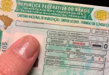Boas notícias: Renovação automática da CNH avança para bons condutores Carteira Nacional de Habilitação brasileira sendo segurada por um motorista.