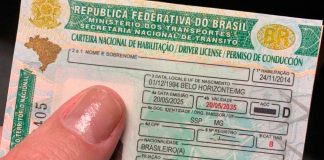 Boas notícias: Renovação automática da CNH avança para bons condutores Carteira Nacional de Habilitação brasileira sendo segurada por um motorista.
