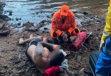 Banhista com sinais de embriaguez é resgatado após afogamento em Uberlândia Equipe de resgate do Corpo de Bombeiros prestando socorro em área de mata e pedras perto de uma cachoeira.