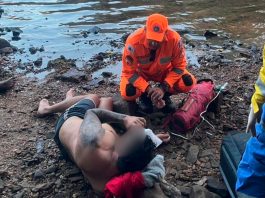 Banhista com sinais de embriaguez é resgatado após afogamento em Uberlândia Equipe de resgate do Corpo de Bombeiros prestando socorro em área de mata e pedras perto de uma cachoeira.