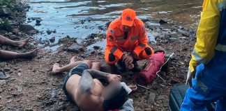 Banhista com sinais de embriaguez é resgatado após afogamento em Uberlândia Equipe de resgate do Corpo de Bombeiros prestando socorro em área de mata e pedras perto de uma cachoeira.