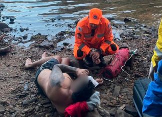 Banhista com sinais de embriaguez é resgatado após afogamento em Uberlândia Equipe de resgate do Corpo de Bombeiros prestando socorro em área de mata e pedras perto de uma cachoeira.