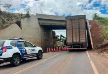 Atenção, motoristas: DNIT proíbe caminhões em trechos das BRs 050 e 365 em Uberlândia Caminhão de grande porte trafegando ou retido próximo ao Pontilhão do bairro Alvorada na BR-365 em Uberlândia.