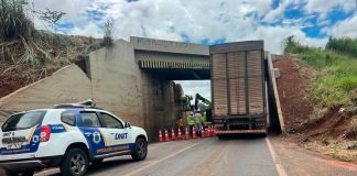 Atenção, motoristas: DNIT proíbe caminhões em trechos das BRs 050 e 365 em Uberlândia Caminhão de grande porte trafegando ou retido próximo ao Pontilhão do bairro Alvorada na BR-365 em Uberlândia.