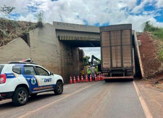 Atenção, motoristas: DNIT proíbe caminhões em trechos das BRs 050 e 365 em Uberlândia Caminhão de grande porte trafegando ou retido próximo ao Pontilhão do bairro Alvorada na BR-365 em Uberlândia.