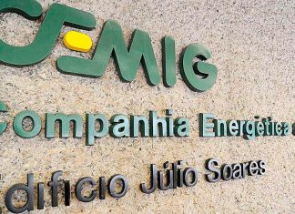 Dados de 135 mil clientes da Cemig são vazados após falha em empresa parceira Tela de computador exibindo o logotipo da Cemig com gráficos de segurança digital em segundo plano.