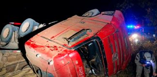 Acidente em Paracatu: Carreta tomba e deixa mulher presa às ferragens Ambulância do SAMU e viatura dos Bombeiros atendendo ocorrência de tombamento de carreta na rodovia em Paracatu.