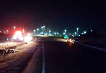 Ciclista morre após ser atropelado na BR-365 em Uberlândia; motorista fugiu sem prestar socorro Trecho da rodovia BR-365 em Uberlândia à noite com sinalização de segurança, ilustrando local de atendimento a acidente.