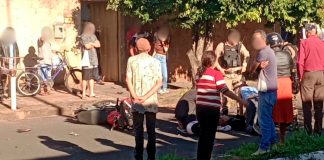 Jovem de 21 anos perde a vida após colidir moto contra árvore no Jardim Canaã Isolamento policial em via pública com ambulância do SAMU ao fundo, sinalizando atendimento a acidente de trânsito em Uberlândia.