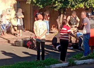 Jovem de 21 anos perde a vida após colidir moto contra árvore no Jardim Canaã Isolamento policial em via pública com ambulância do SAMU ao fundo, sinalizando atendimento a acidente de trânsito em Uberlândia.