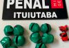 Escondido nas partes íntimas: inteligência da Polícia Penal descobre fumo com visitante em Ituiutaba Fachada externa do presídio de Ituiutaba com foco na identidade visual da Polícia Penal de Minas Gerais.