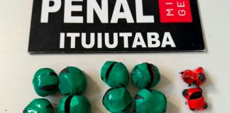 Escondido nas partes íntimas: inteligência da Polícia Penal descobre fumo com visitante em Ituiutaba Fachada externa do presídio de Ituiutaba com foco na identidade visual da Polícia Penal de Minas Gerais.