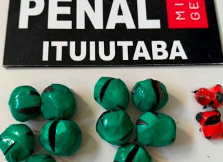 Escondido nas partes íntimas: inteligência da Polícia Penal descobre fumo com visitante em Ituiutaba Fachada externa do presídio de Ituiutaba com foco na identidade visual da Polícia Penal de Minas Gerais.