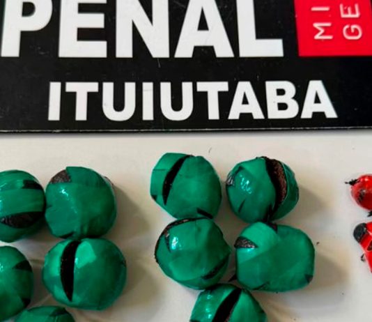 Escondido nas partes íntimas: inteligência da Polícia Penal descobre fumo com visitante em Ituiutaba Fachada externa do presídio de Ituiutaba com foco na identidade visual da Polícia Penal de Minas Gerais.