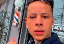 Ataque em barbearia deixa jovem morto e quatro suspeitos presos em Araguari Fachada de estabelecimento isolada por fita isolante policial ou viatura da Polícia Militar com luzes acesas em Araguari.
