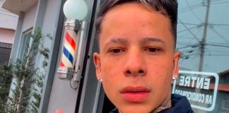Ataque em barbearia deixa jovem morto e quatro suspeitos presos em Araguari Fachada de estabelecimento isolada por fita isolante policial ou viatura da Polícia Militar com luzes acesas em Araguari.