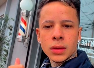 Ataque em barbearia deixa jovem morto e quatro suspeitos presos em Araguari Fachada de estabelecimento isolada por fita isolante policial ou viatura da Polícia Militar com luzes acesas em Araguari.