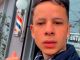Ataque em barbearia deixa jovem morto e quatro suspeitos presos em Araguari Fachada de estabelecimento isolada por fita isolante policial ou viatura da Polícia Militar com luzes acesas em Araguari.