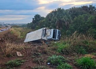 Caminhão com carga de carne tomba em vala na MGC-497 em Uberlândia Caminhão carregado com carne dentro de uma vala às margens da rodovia MGC-497 em Uberlândia, cercado por equipes de resgate.